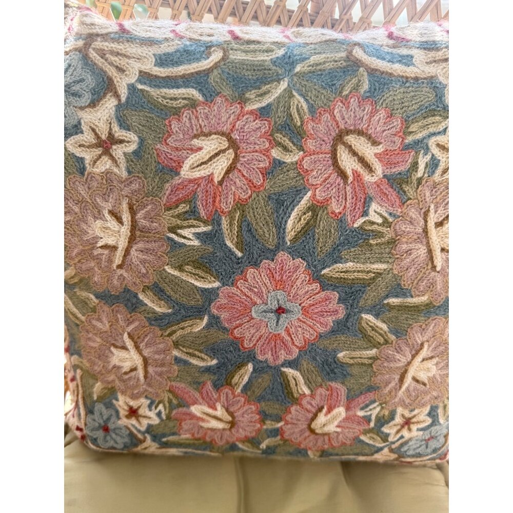 Vintage 80s Floral Wool Crewel Chainstitch Embroidery Accent Pillow 15x16" - Picture 3 of 10